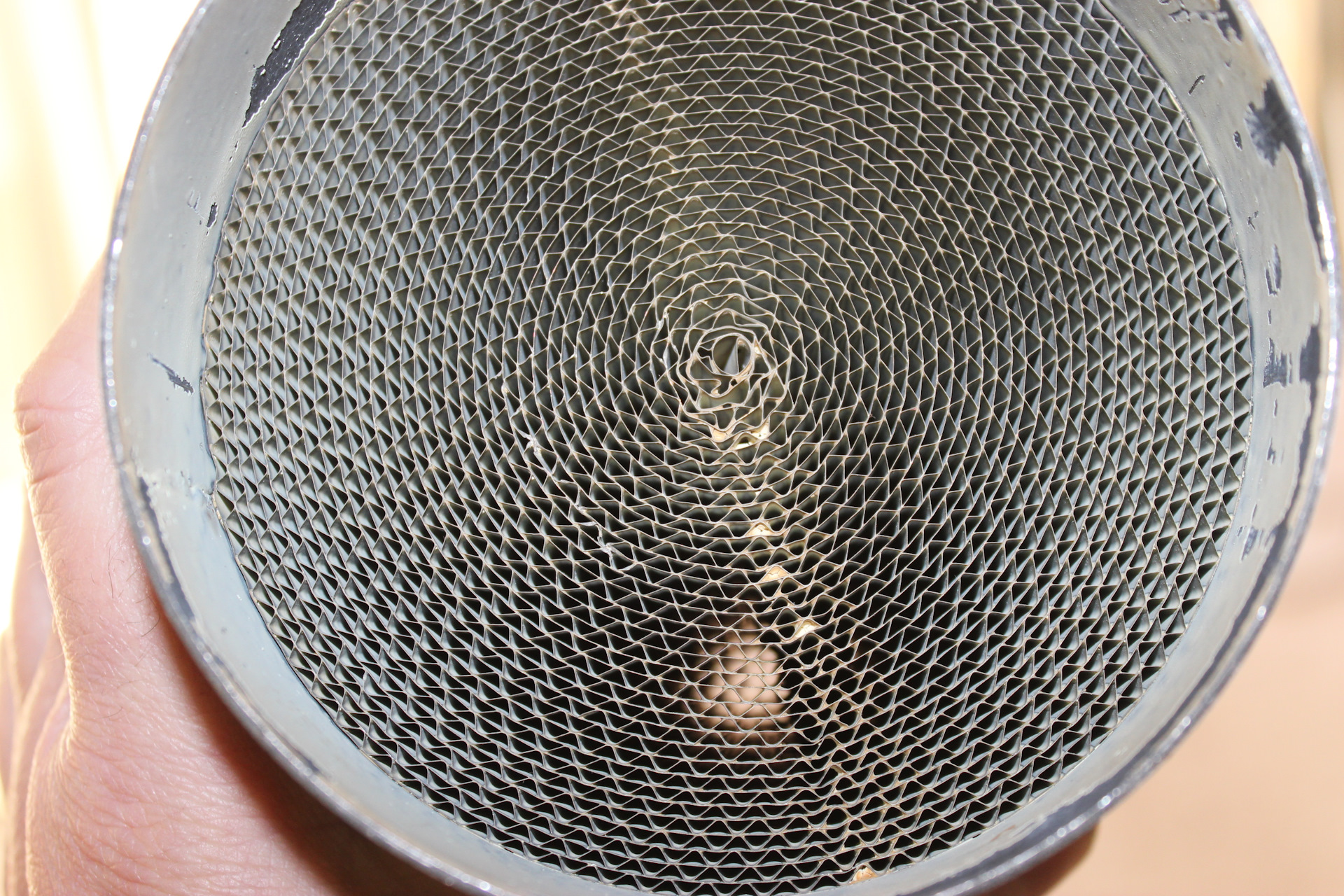 Каталитический элемент на металлическом основании с повышенной пропускной способностью и сроком службы